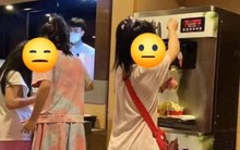 3 đứa trẻ quậy tung máy làm kem ở nhà hàng buffet, lấy lắm rồi bỏ phí, netizen mắng: "Ra đường thì dạy con cho kỹ"