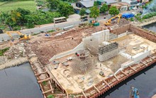 Công trình đập dâng giữ nước đầu tiên trên sông Tô Lịch dần thành hình