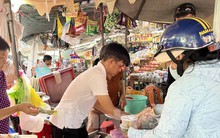 Người dân xếp hàng dài từ sáng sớm chờ mua heo, vịt quay cúng Tết Đoan Ngọ