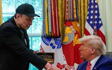 Tổng thống Mỹ Trump tặng tỷ phú Elon Musk chiếc chìa khóa vàng