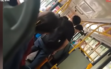 Tình cờ xem được clip 1 nam sinh khóc nức nở trên xe bus, tôi sững người, vội về nhà viết thư, dặn con gái nhớ kỹ 5 điều này!