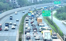 Lượng xe đổ về cửa ngõ Hà Nội và TPHCM tăng cao, có nơi 4 lần xả trạm thu phí