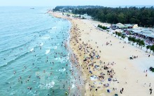 Bãi biển bị bão phá tan hoang nay đẹp không tưởng, đông nghịt du khách