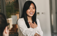 Khi bị phán xét "Cậu nói vậy mà được à", người thường chỉ vâng dạ, người EQ cao phản ứng tinh tế, chẳng thiệt thân mà lại mát lòng người