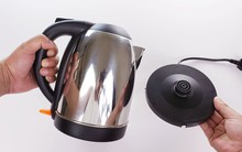 Cảnh báo 4 sai lầm tai hại khi dùng ấm siêu tốc: Số 1 nhiều người mắc, bác sĩ nói “bỏ ngay”