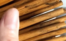 Bác sĩ đến chơi nhà, ngồi vào bàn ăn bỗng thét lên: "Sao lại dùng những đôi đũa này"