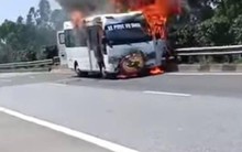Xe tang chở 21 người bất ngờ bốc cháy trên cao tốc Nội Bài - Lào Cai