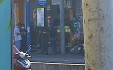 Công an TP HCM phong tỏa hiện trường vụ cướp tiệm vàng ở Hóc Môn