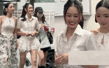 Dáng đi "xả stress" giữa đường của vợ Anh Đức làm lu mờ mỹ nhân cổ trang đẹp nhất hiện tại