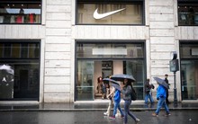 Phản đối thuế quan của ông Trump, dân châu Âu tẩy chay một loạt hàng Mỹ, Tesla, Amazon ‘chịu tổn thất nặng nề’