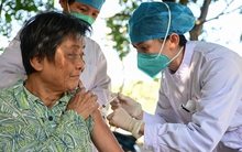 Tại sao người sinh trước năm 1957 thường có miễn dịch sởi tự nhiên: Trường hợp nào vẫn cần tiêm vắc xin sởi?