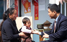 Làm bảo mẫu 10 năm cho nhà giám đốc, ngày từ chức, họ đưa tôi một chiếc túi lớn: Tưởng là tiền nhưng khi mở ra, tôi hoàn toàn sửng sốt