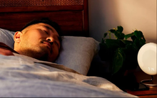 Qua tuổi 65, đi ngủ nhất định phải đặt 3 thứ này ở đầu giường: Có thể cứu nguy vào những thời điểm quan trọng