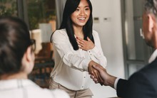 Nhà tuyển dụng hỏi “Nếu có chỗ khác lương cao hơn, bạn có chọn chúng tôi không?”: Người EQ cao không trả lời ‘‘có’’ hoặc ‘‘không’’ mà ghi điểm nhờ câu nói khôn khéo này