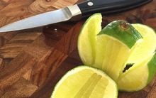 Cắt 3 lát chanh vào nước sạch rồi bôi quanh nhà, bạn sẽ cảm ơn tôi khi học được mẹo "thần kỳ" này