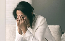 Đóng 1 tỷ tiền bảo hiểm suốt 10 năm, đến hạn rút tiền thì nhân viên thông báo: Chị phải đợi 65 năm nữa