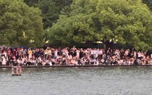 Đông nghịt người vây kín quanh 1 hồ nước lớn, ai nấy "há hốc" khi chứng kiến cảnh tượng bên dưới