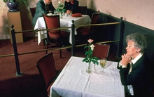 Nhiếp ảnh gia dùng 35 năm để chụp những người đi ăn một mình trong nhà hàng: Kết quả khiến người xem lặng người