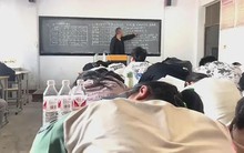 Cảnh tượng trong một lớp học khiến nhiều người lắc đầu ngán ngẩm: "Rốt cuộc các em đi học vì điều gì?"