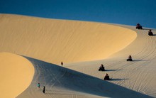 Đề nghị tạm dừng dịch vụ xe địa hình ở đồi cát Bàu Trắng sau vụ nữ du khách tử nạn