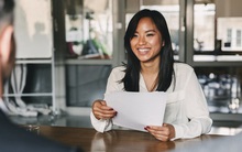 Nhà tuyển dụng hỏi: “Làm sao đưa 100 con cừu qua sông trong 3 lần với số cừu bằng nhau?”, người EQ cao trả lời khôn ngoan, ghi điểm tuyệt đối!