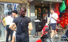 Bất ngờ với cách bán hàng "hé cửa" của tiểu thương phố cổ Hà Nội