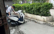 Lý do người đàn ông cố dắt xe vào ngõ mới đổ bê tông ở Hà Nội, làm hỏng 100m đường mặc hàng xóm la hét