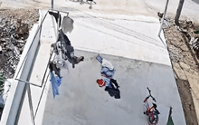 Đang đi, cậu bé bỗng dựng xe đạp và bước vào nhà một người lạ ven đường rồi làm hành động khiến dân tình bất ngờ