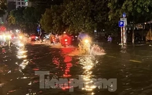 Nhiều tuyến đường ở Đà Nẵng ngập sâu, xe cộ bơi trong biển nước