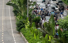 Cảnh tượng lạ tại tuyến phố ở Hà Nội: Một bên ùn tắc, một bên vắng bóng người