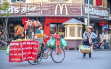 Nơi Starbucks sánh vai cùng trà đá, xiên que “bao vây” McDonald’s, bánh mì thịt xiên đặt trước Lotteria