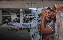 Thảm hoạ hàng không tại Ấn Độ: Người thân trắng đêm chờ nhận dạng thi thể, nhiều nạn nhân không thể xác định danh tính do bị huỷ hoại hoàn toàn