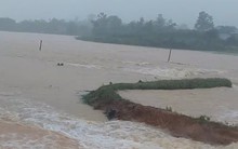 Một đoạn đập ở Quảng Bình bị vỡ, nước lũ tràn về hạ du