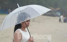 Dành dụm cả năm để đi du lịch Đà Nẵng thì... dính bão