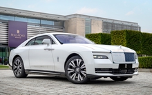 Mẹ tặng con gái Rolls-Royce Spectre hàng thửa với họa tiết hoa hồng thêu bằng kỹ thuật hoàn toàn mới