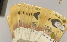 Khách Hàn Quốc quên cả bọc tiền ở sân bay Nội Bài