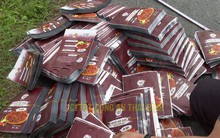 Cận cảnh những gói khô bò sợi, heo cháy tỏi, khô gà cay không rõ nguồn gốc: Thu giữ hơn 60.000 sản phẩm, 2 tấn vỏ bao bì