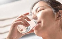 Nếu cứ uống nước như thế này, mạch máu của bạn sẽ bị hủy hoại: Có 3 điều không nên làm khi uống nước