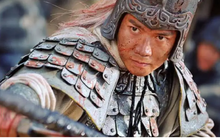 Vị tướng khét tiếng đến mức quân địch thấy cờ liền bỏ chạy: Một chọi ba, khí phách sánh ngang Lữ Bố