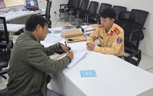 Tài xế 2 lần vượt đèn đỏ bất ngờ được CSGT cảm ơn khi mời lên làm việc