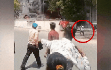 Video sốc mới được công bố: Người sống sót duy nhất trên máy bay Air India đi bộ bước ra khỏi vụ nổ phía sau