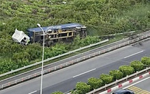 Xe đầu kéo văng khỏi đường cao tốc TP HCM - Long Thành - Dầu Giây