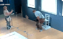 Video éo le: Chỉ vì bức ảnh sống ảo, du khách vô tư làm hỏng tác phẩm ghế pha lê Van Gogh rồi bỏ trốn