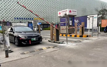 Đỗ xe 5 phút bị thu 18 triệu đồng, người phụ nữ gọi ngay cảnh sát, nhân viên thu phí tuyên bố: "Lỗi của cô chiếm phần lớn"