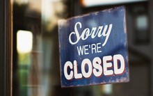 Thương hiệu thời trang 38 năm tuổi đóng cửa hơn 300 chi nhánh, lỗ ròng 1,66 triệu USD, vốn hóa bốc hơi 50% từ đầu năm 2025