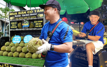 Xe sầu riêng “gắt” nhất Sài Gòn: Không ăn thử thì khỏi bán, mỗi ngày vẫn bay vèo vài trăm ký!