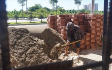 Vừa trộn xong mẻ vữa, chồng chết lặng nghe vợ báo tin 600 triệu đồng chuẩn bị cho con trai đi du học đã bị lừa mất sạch