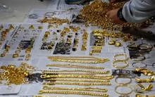 Khách lái Porsche mang hơn 50 vòng vàng đến cầm cố, chủ tiệm trì hoãn giao dịch rồi báo cảnh sát: Phanh phui phi vụ lừa đảo lên đến 10,9 tỷ đồng