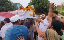 Người sống sót duy nhất trong thảm hoạ hàng không Ấn Độ tự tay khiêng quan tài em trai trong tang lễ đẫm nước mắt