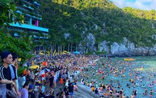 Cảnh tượng đông nghịt tại một bãi biển miền Bắc ngày cuối tuần: "Mùa hè đã thật sự đến rồi"!